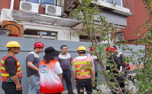 路鹏达党支部为砂石厂社区修复居民楼外立面保温层加装空调冷凝管