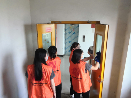 路鹏达公司开展“清理社区小广告 助力创城我先行”志愿服务活动