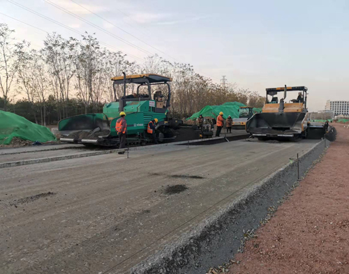 昌平区黄平西侧路(回南北路-定泗路)道路工程阶段性水稳摊铺完成