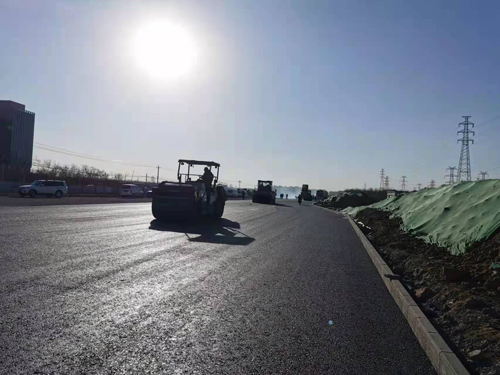 昌平区黄平西侧路(回南北路-定泗路)道路工程阶段性水稳摊铺完成