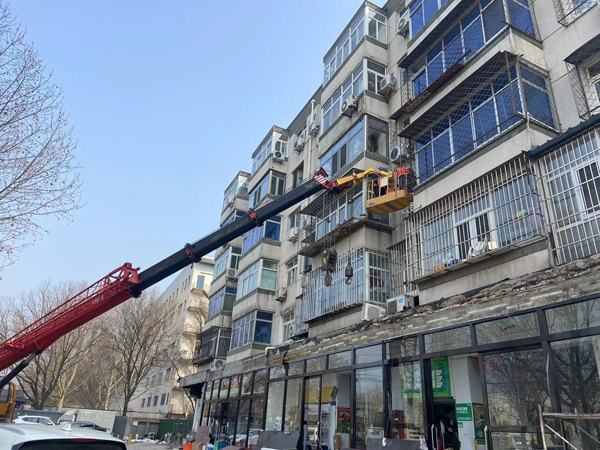 昌平区城南街道老旧小区改造工程正在进行拓然家苑小区外侧护栏拆除
