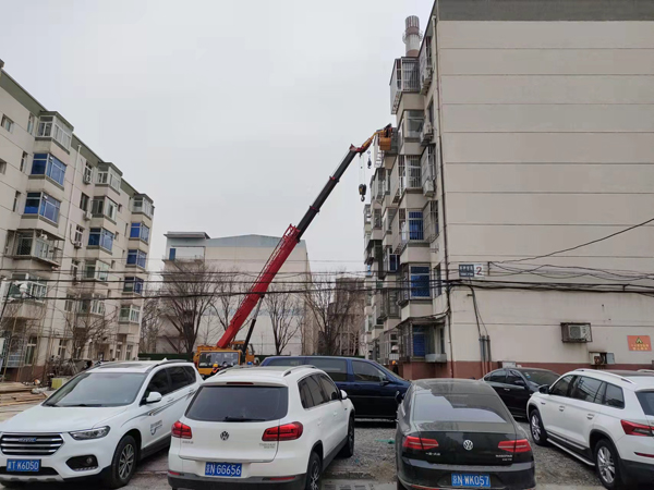 昌平区城南街道老旧小区改造工程正在进行拓然家苑小区外侧护栏拆除