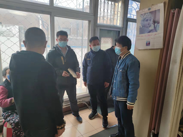 昌平区城南街道老旧小区改造工程正在进行拓然家苑小区外侧护栏拆除
