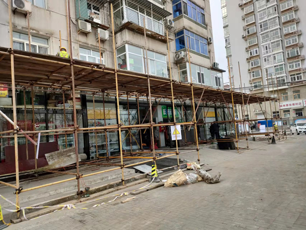 昌平区城南街道老旧小区改造工程正在进行拓然家苑小区外侧护栏拆除