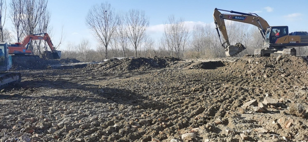 阿苏卫循环经济产业园区村庄搬迁重点项目正在进行客土回填工作
