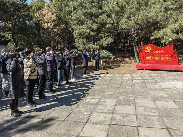 路鹏达党支部开展“清明忆先烈 追思革命情”清明节祭扫活动