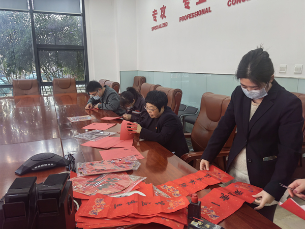 路鹏达党支部开展“春联剪纸送祝福 文化传承迎新年”活动