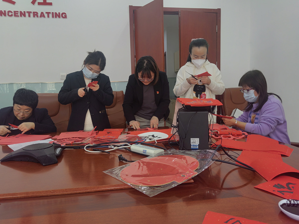 路鹏达党支部开展“春联剪纸送祝福 文化传承迎新年”活动