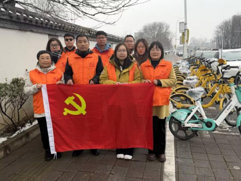 情暖三月学雷锋 党员示范做表率